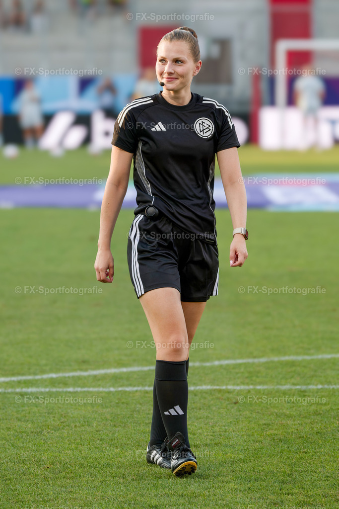 Supercup-Frauen-Bayern-Muenchen-vs-VfL-Wolfsburg 010 | Sportfotos und Eventgalerien von FX-Sportfotografie. Bilder von Fußball, Vereinsveranstaltungen und Events direkt ansehen und als Download bestellen. - Realisiert mit Pictrs.com