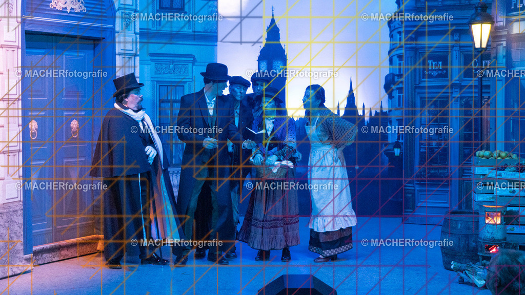 015_MFL-2025 | Portraitbilder von Regisseur; Darsteller; Techniker; Maske; Kostüme; Chor; Musiker; Bilderserie der Generalprobe und der Premierenvorstellung, Szenenbilder; Ausdrucksstudien; Bühnenüberblick; Bühnenkulissen; Pressefotos inkl. Redaktionsfoto Darstellergruppe.