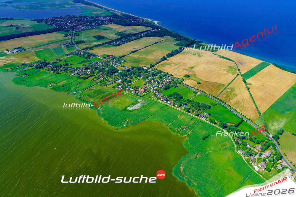 Die Luftbildaufnahme Niehagen - Ahrenshoop wurde 2018 mittels Flugzeug (keine Drohne) erstellt. Perfekte Schärfe und Druck- Auflösung- Garantiert!