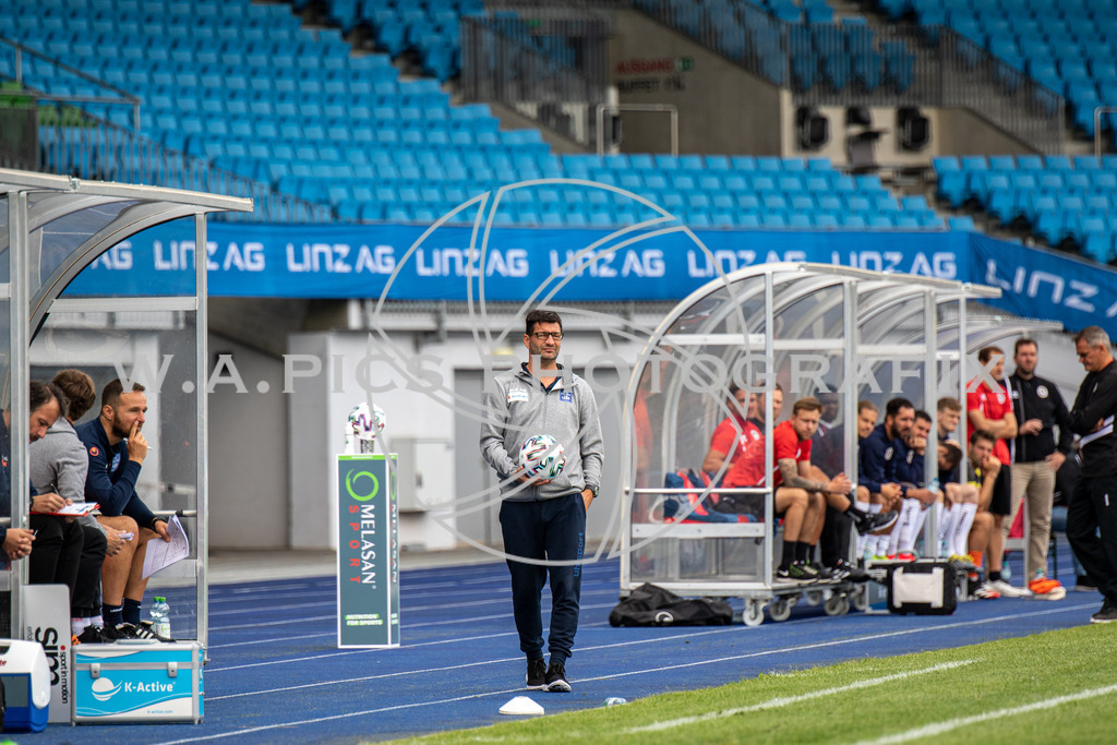  Blau Weiss Linz vs Austria Klagenfurt | LINZ, AUSTRIA,HPYBET 2. Liga, Runde 21 Blau Weiss Linz vs Austria Klagenfurt, Image shows head coach Ronald Brunmayr (BW Linz).
Photo: SMP/Andreas Willdoner