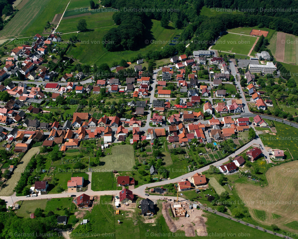 2634095 | WüSTHEUTERODE 09.06.2006 Landwirtschaftliche Nutzflächen und Feldgrenzen  umsäumen das Siedlungsgebiet des Dorfes in Wüstheuterode im Bundesland Thüringen, Deutschland // Agricultural land and field boundaries surround the settlement area of the village  in Wüstheuterode in the state Thuringia, Germany Foto: Gerhard Launer