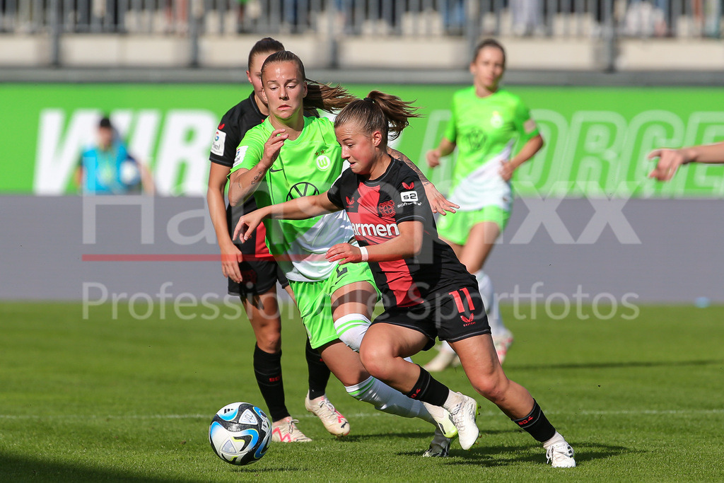 Fussball, Google Pixel Frauen-Bundesliga, VfL Wolfsburg - Bayer 04 Leverkusen | v.li.: Lynn Wilms (VfL Wolfsburg, 2) und Kristin Kögel (Bayer 04 Leverkusen, 11) im Zweikampf, Duell, Dynamik, Aktion, Action, Spielszene, DIE DFB-RICHTLINIEN UNTERSAGEN JEGLICHE NUTZUNG VON FOTOS ALS SEQUENZBILDER UND/ODER VIDEOÄHNLICHE FOTOSTRECKEN. DFB REGULATIONS PROHIBIT ANY USE OF PHOTOGRAPHS AS IMAGE SEQUENCES AND/OR QUASI-VIDEO.
