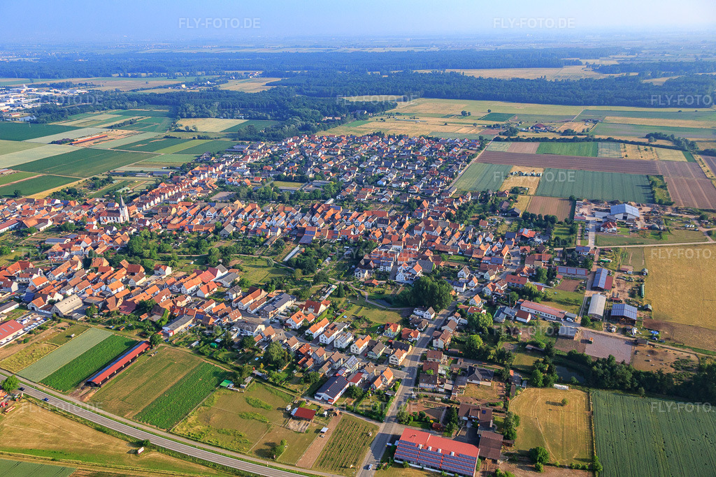 Luftbild: Ortsansicht aus Südosten in Ottersheim bei Landau im Bundesland Rheinland-Pfalz in Deutschland. Foto: IMG_080682.jpg vom 12.06.2015 durch Werner Riehm/FLY-FOTO.de