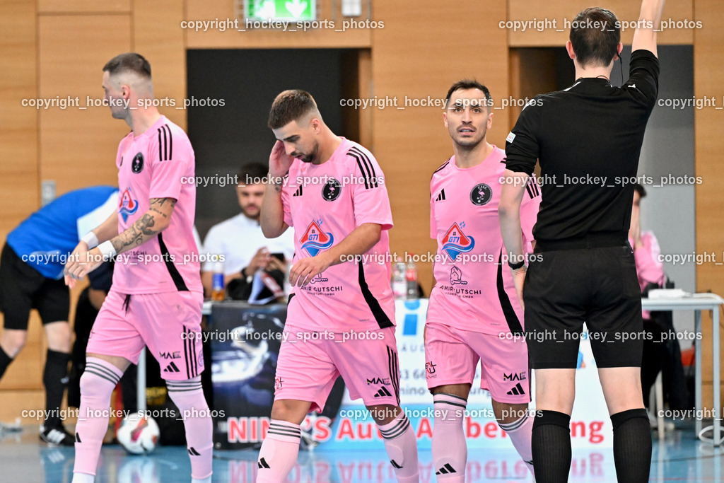 Carinthia Flamengo Futsal Club vs. FC Ljuti Krajisnici | #24 Zoran Vukovic Carinthia Flamengo, #44 Beldin Duric Carinthia Flamengo, #70 Yosifov Svetlozar Angelov Carinthia Flamengo, Harting Johannes Referee, Carinthia Flamengo Futsal Club vs. FC Ljuti Krajisnici, Carinthia Flamengo Futsal Club vs. FC Ljuti Krajisnici am 05.01.2025 in Klagenfurt (Ballspielhalle Viktring), Austria, (Photo by Bernd Stefan)