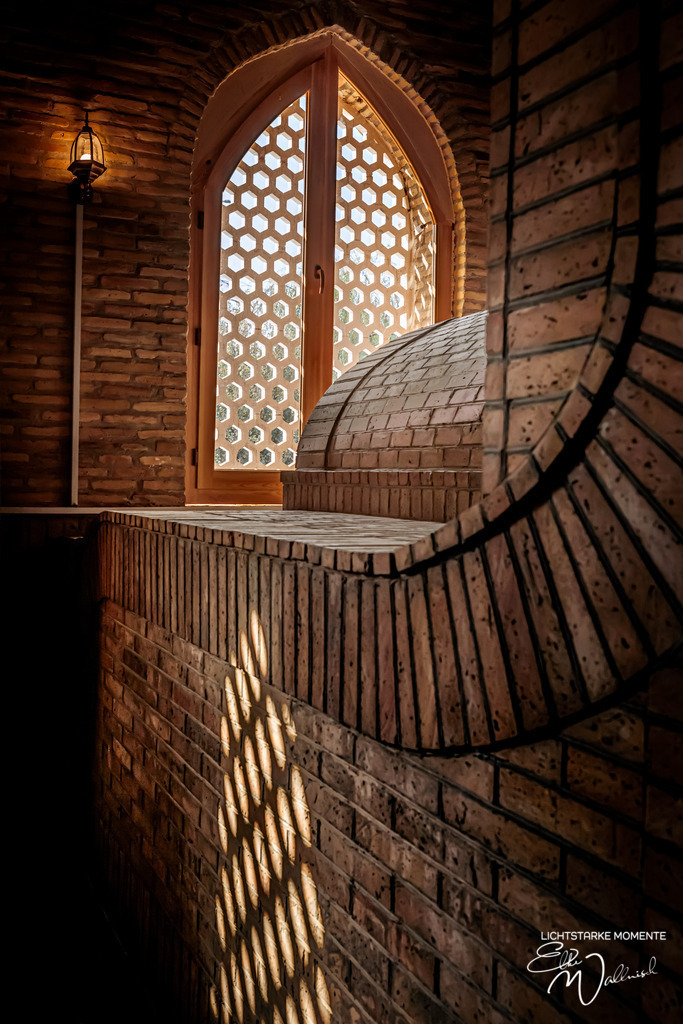 Mausoleum of Saint Abu Bakr Kaffal Shashi, Taschkent  | Herzlich willkommen auf meiner Seite! Ich bin Elke Wallnisch, Deine Fotografin für lichtstarke Momente. Der Name steht für alles, was mich mit der Fotografie verbindet: Das Licht und seine machtvolle Wirkung auf eine Situation oder unsere Stimmung - Realisiert mit Pictrs.com