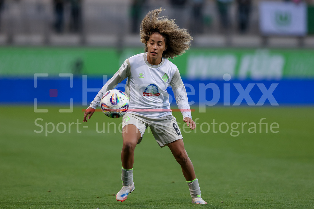 Fussball, Google Pixel Frauen-Bundesliga, VfL Wolfsburg - SV Werder Bremen | Amira Arfaoui (SV Werder Bremen, 8) am Ball, Freisteller, Einzelbild, Ganzkörper, Aktion, Action, Spielszene, DIE DFB-RICHTLINIEN UNTERSAGEN JEGLICHE NUTZUNG VON FOTOS ALS SEQUENZBILDER UND/ODER VIDEOÄHNLICHE FOTOSTRECKEN. DFB REGULATIONS PROHIBIT ANY USE OF PHOTOGRAPHS AS IMAGE SEQUENCES AND/OR QUASI-VIDEO.