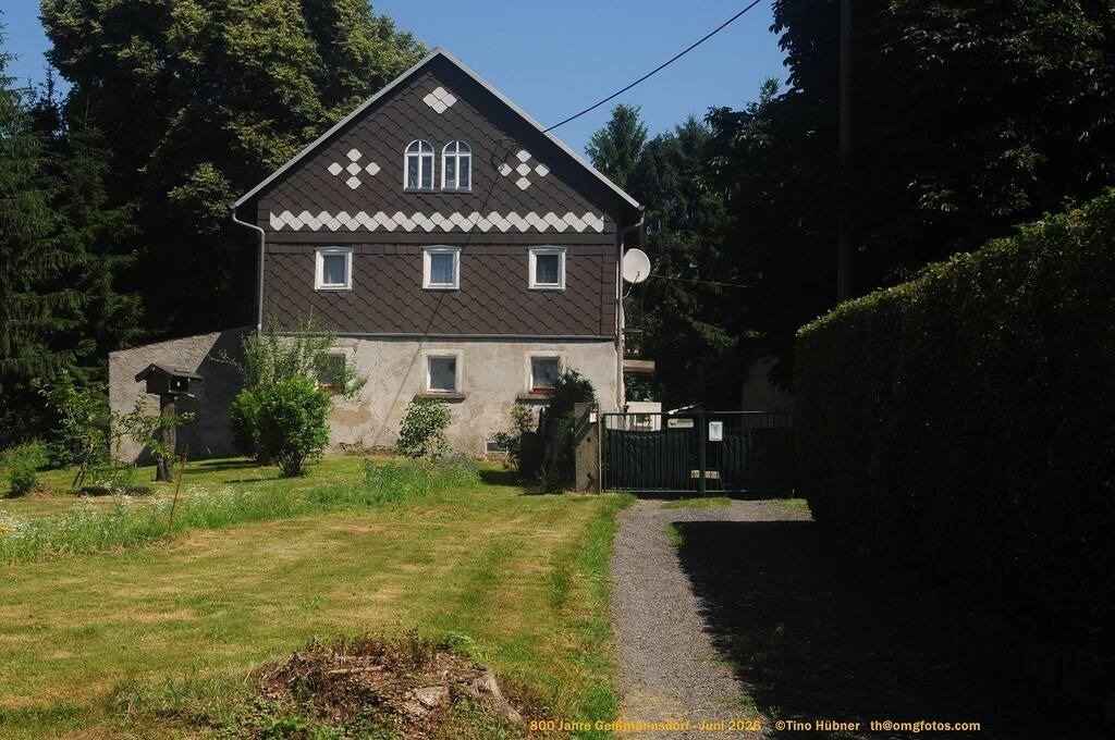 Geißmannsdorf-2026-Ortsbilder-054 | Geißmannsdorf bei Bischofswerda im Sommer 2026. Ein fotografischer Streifzug durch das Dorf Geißmannsdorf, mit Gebäuden, Straßen, Strohpuppen und geschmückten Vorgärten und Grundstücken anlässlich der 800-Jahr-Feier von Geißmannsdorf im Juni 2026 - Realisiert mit Pictrs.com
