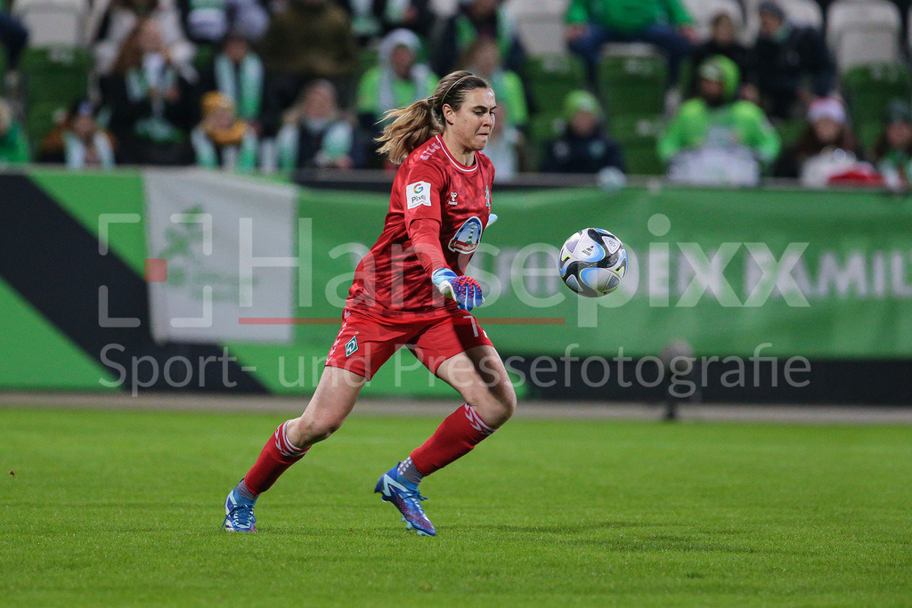 Fussball, Google Pixel Frauen-Bundesliga, VfL Wolfsburg - SV Werder Bremen | v.li.: Catalina Perez (Torhüterin, Torwart, SV Werder Bremen, 77) am Ball, Freisteller, Einzelbild, Ganzkörper, Aktion, Action, Spielszene, DIE DFB-RICHTLINIEN UNTERSAGEN JEGLICHE NUTZUNG VON FOTOS ALS SEQUENZBILDER UND/ODER VIDEOÄHNLICHE FOTOSTRECKEN. DFB REGULATIONS PROHIBIT ANY USE OF PHOTOGRAPHS AS IMAGE SEQUENCES AND/OR QUASI-VIDEO.