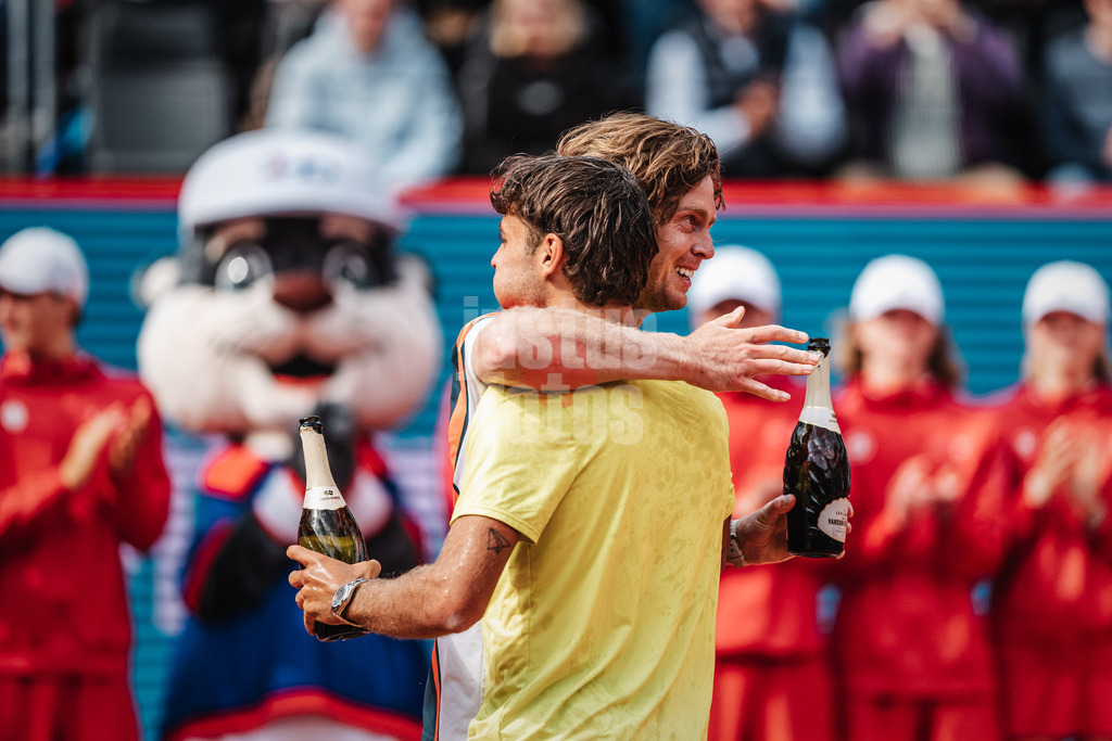 Tennis | Männer | bitpanda Hamburg Open Finale | ATP 500 | Andrei Andrejewitsch Rubljow (RUS) vs. Flavio Cobolli (ITA) | 24.05.2025 | v.l. Flavio Cobolli erhält und Andrei Andrejewitsch Rubljow umarmen sich bei der Siegerehrung