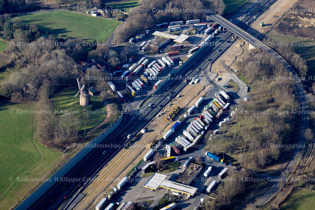Luftbild Meerbusch-9039 | Luftbildfotografie Autobahn- Baustelle zum Ausbau und zur Spur- Erweiterung im Streckenverlauf der BAB A57 in Krefeld im Bundesland Nordrhein-Westfalen, Deutschland. - Realisiert mit Pictrs.com