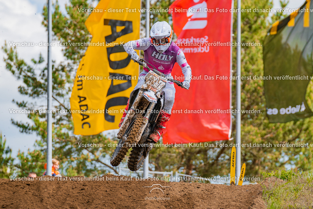20260517_Templin-6624 | Sportfotografin aus Berlin-Brandenburg mit Fokus auf Motocross. Ich halte deine sportliche Leistung und echte Emotionen auf und neben der Strecke professionell fest. Entdecke die Fotos von deinem Rennen und bestelle sie direkt hier im Shop.