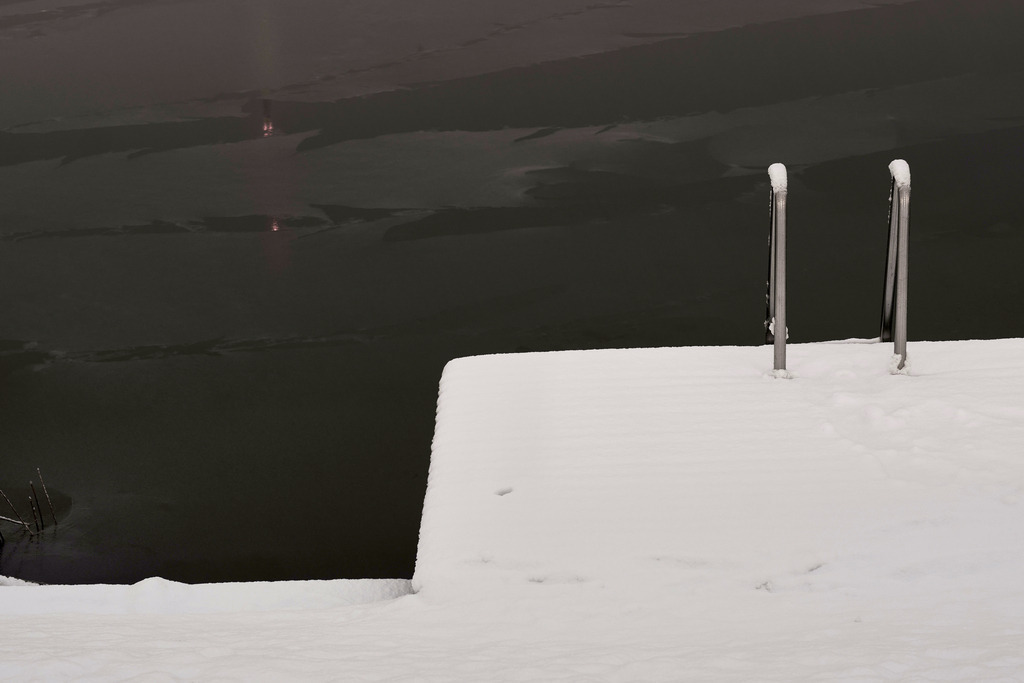 Holzsteg mit Einstig in die Alte Donau | Wien, Austria - December 09, 2021: Holzsteg mit Einstig in die Alte Donau. - Realisiert mit Pictrs.com