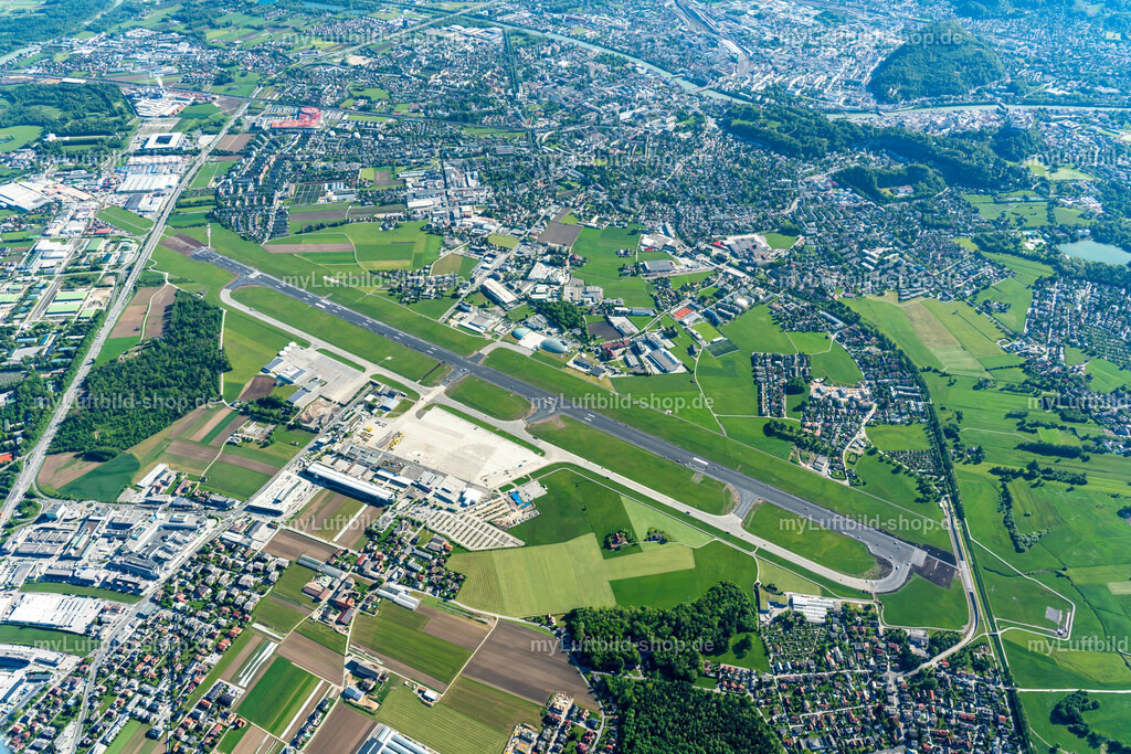 luftbild-airport-salzburg-bruno-kapeller-18 | Luftbild vom Airport Salzburg. Die Piste wurde nach fast 60 Jahren generalsaniert. Die Landebahn wurde für 5 Wochen total gesperrt. - Realisiert mit Pictrs.com