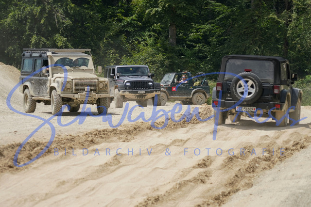 DSC09178 | Vierradfahrzeuge testen unterschiedliches Terrain - ueber Stock und Stein

Offroad Grundkurs im Steinbruch. Unterschiedliche Fahrgegebenheiten mit dem gelaendegaengigem Offroad-Fahrzeug. 

Deutschland, Geisingen, Steinbruch Meichle und Mohr, 10.06.2023