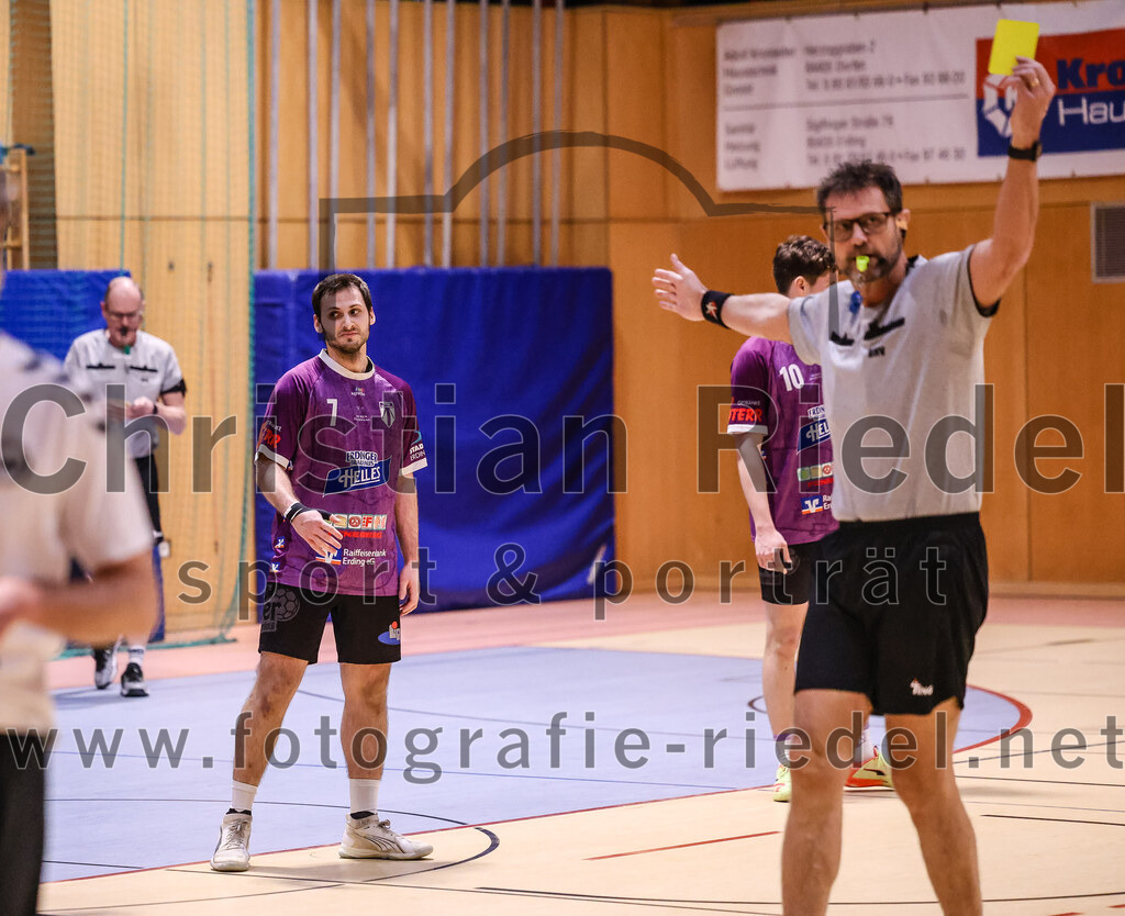 2025-02-15_038_SpVgg_Altenerding_gegen_SVW_Burghausen | Erding, Deutschland, 15.02.2025:Handball, Bezirksoberliga Männer 2024 / 2025, 16. Spieltag, SpVgg Altenerding gegen SVW Burghausen, Endergebnis: 32:31Gelbe Karte für Simon Rüdiger (SpVgg Altenerding, #7)Foto: Christian Riedel / fotografie-riedel.net