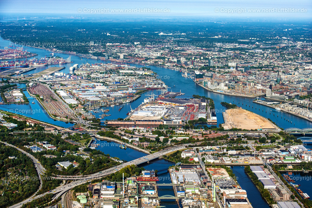 Hamburg_Veddel_Grasbrook_Hafen_ELS_1894220922 | HAMBURG 22.09.2022 Abriß- und Erdarbeiten auf dem Gelände der ehemaligen Logistikzentrum- Ruine Überseezentrum am Schuhmacherwerder - Moldauhafen im Ortsteil Kleiner Grasbrook in Hamburg, Deutschland. Weiterführende Informationen bei: EGGERS Tiefbau GmbH,  HPA Hamburg Port Authority,  Hamburger Hafen und Logistik Aktiengesellschaft. // Demolition work on the site of the former logistics center ruin Ueberseezentrum on Schuhmacherwerder - Moldauhafen in the district Kleiner Grasbrook in Hamburg, Germany. Further information at: EGGERS Tiefbau GmbH,  HPA Hamburg Port Authority,  Hamburger Hafen und Logistik Aktiengesellschaft. Foto: Martin Elsen