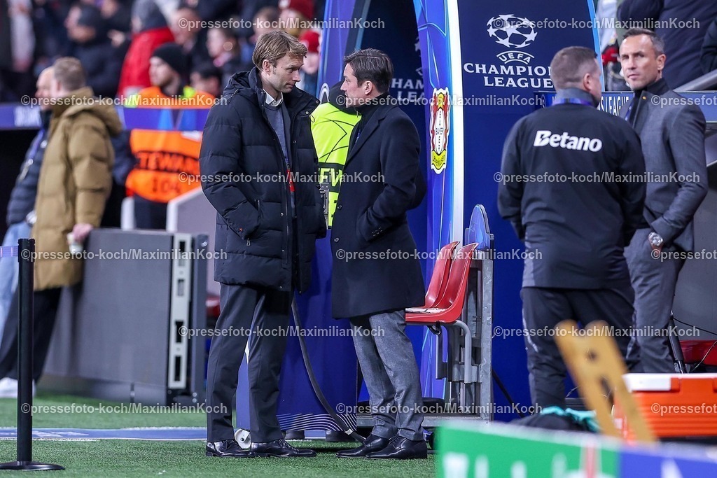 UCL29012502119 | 29.01.2025, Fußball, Bayer 04 Leverkusen - AC Sparta Prag, UEFA Champions League, 8. Spieltag, BayArena, Saison 2024 2025: Geschäftsführer Simon Rolfes (Bayer 04 Leverkusen Geschäftsführung) (L.) im Gespräch