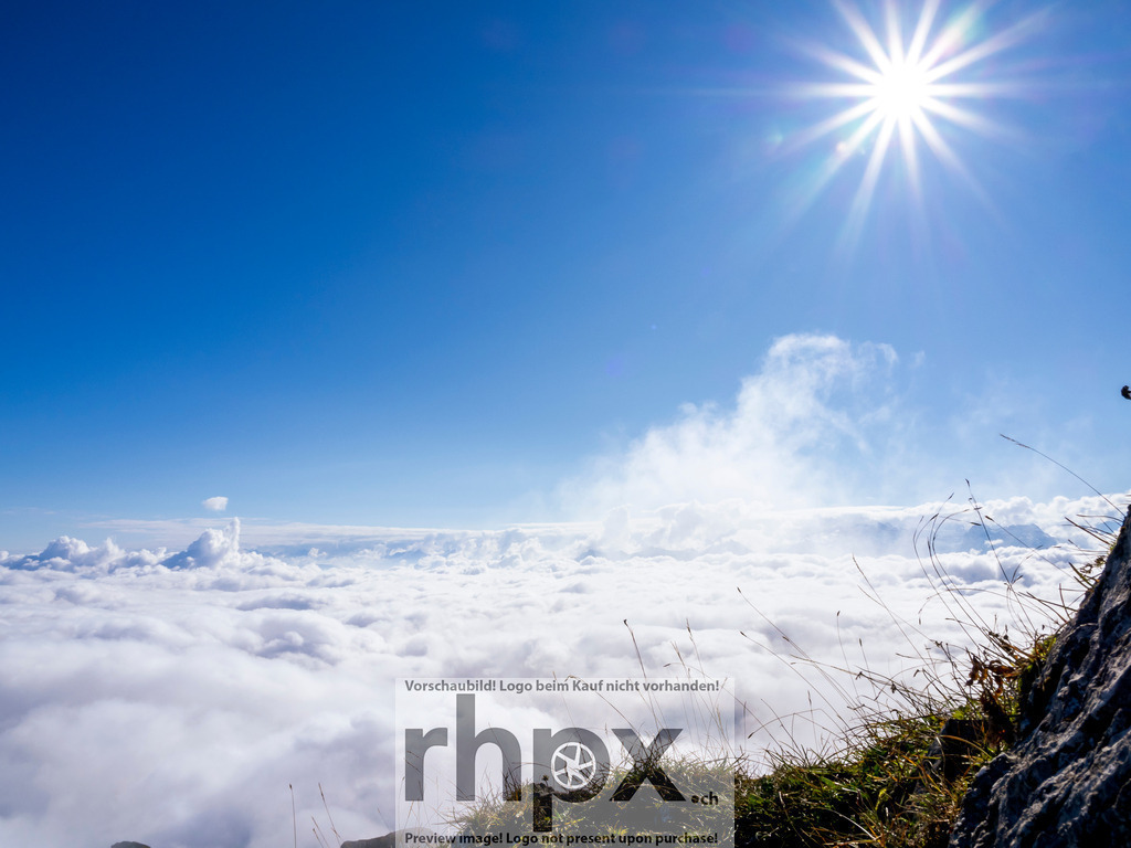 Nebelmeer am Pilatus | Weite. Licht. Freiheit.Über der dichten Wolkendecke strahlt die Sonne als brillanter Stern am tiefblauen Firmament. Der Blick in die unendliche Ferne vermittelt ein Gefühl von absoluter Ruhe und Erhabenheit auf dem Berggipfel.Wähle unter "Produktauswahl" dein Wunschformat: Vom klassischen Wandbild über Puzzle &amp; Tassen bis zum digitalen Download (z.B. als Handy-Hintergrund). - Realisiert mit Pictrs.com