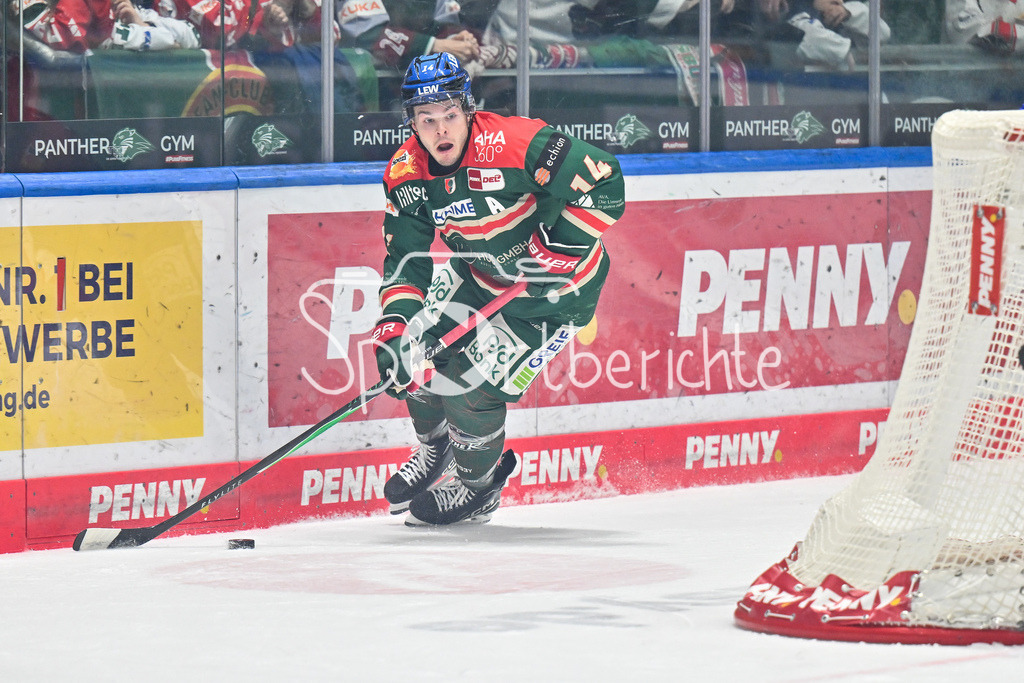 Augsburger Panther - EHC RB München | AUGSBURG, DEUTSCHLAND - 27. FEBRUAR: am Puck D. J. BUSDEKER (Augsburger Panther 14) / Einzelfoto / Freisteller während dem Match zwischen den Augsburger Panthern und dem EHC RB München am 46. Spieltag der Penny DEL im Curt Frenzel Stadion