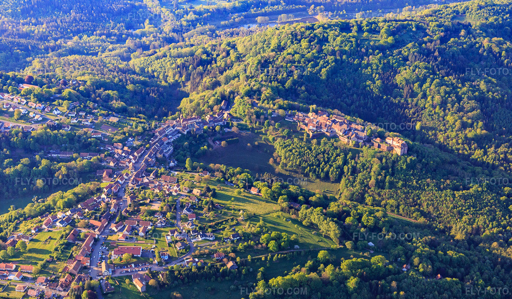 Aerial view: View of the village in the hilly Alsace region of the Northern Vosges Mountains with Lützelstein Castle / Château de La Petite-Pierre in the morning from the north in La Petite-Pierre in the state Bas-Rhin, France.Photo: IMG_145929.jpg taken on 05/01/2025 by Werner Riehm/FLY-FOTO.comResolution of the original: 5472 x 3201 pxChâteau de La Petite Pierre - Maison du Parc - Tourisme CCHLPP