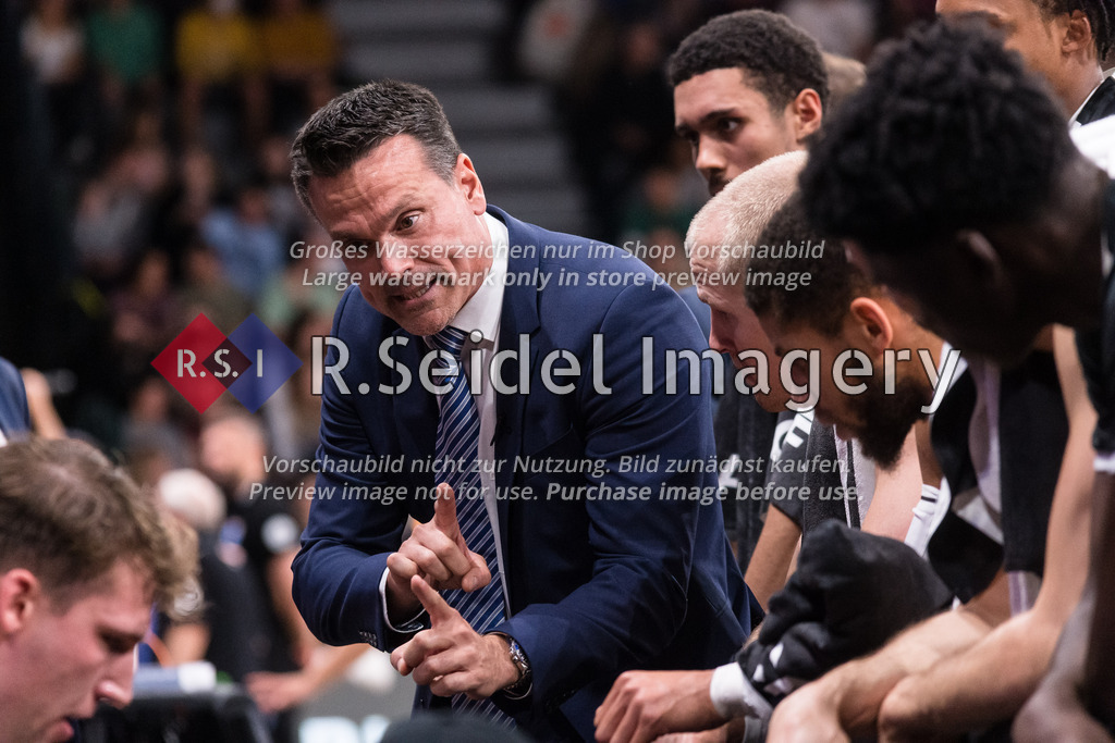 Basketball, Saison 2022/2023, easyCredit BBL, Veolia Towers Hamburg - SYNTAINICS MBC, edel-optics.de Arena (HAM), 01.10.2022, 1. Spieltag | Raoul Korner (HAM, Headcoach) spricht mit den Spielern
