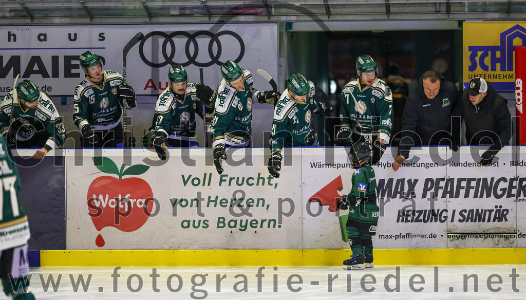 2026-01-09_023_TSV_Erding_gegen_Stuttgart_Rebels | Erding, Deutschland, 09.01.2026:Eishockey, Oberliga Süd 2025 / 2026, 35. Spieltag, TSV Erding gegen Stuttgart Rebels, Endergebnis: Marc Schmidpeter (Erding Gladiators, #33), Quirin Nitzsche (Erding Gladiators, #65), Marco Pfleger (Erding Gladiators, #47), Maximilian Forster (Erding Gladiators, #81), Erik Modlmayr (Erding Gladiators, #21), Louis Trattner (Erding Gladiators, #7), Teamchef Thomas Daffner (Erding Gladiators)Foto: Christian Riedel / fotografie-riedel.net
