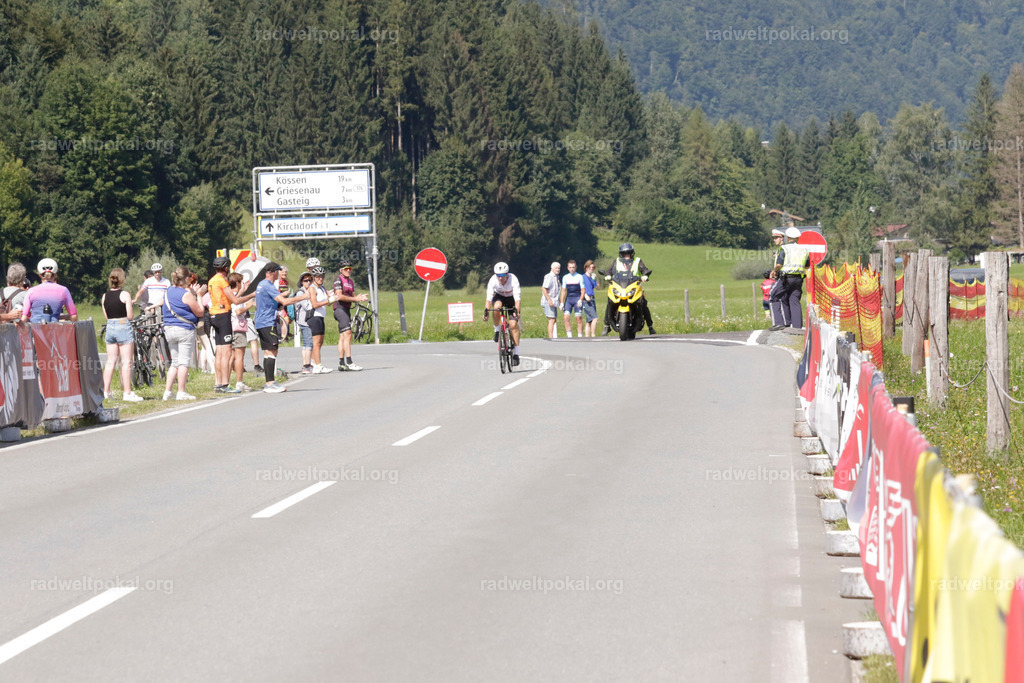 958_20230817_Bewerb_Maenner_Muehlanger | AUT - OESTERREICH, 2023-08-16: SPORT RENNRAD-FAHREN - 55. INTERNATIONALER RADWELTPOKAL IN ST. JOHANN IN TIROL  - Vintage-Radrennen mit WM-Bronze-Medaillen-Siegerin Christina Schweinberger, den Teilnehmer und Alexander Baumann (vom Orginastions-Team) - TAG 2 BEWERB MAENNER IN SECHS GRUPPEN  ; Foto: Roland Muehlanger