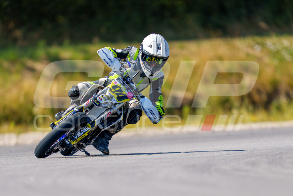 SuperMoto_Staatsmeisterschaft_Fuglau-natural-509 | GRIPcapture steht für authentische Sportfotografie in Österreich – für Momente, die mehr sind als Geschwindigkeit oder Ergebnis. Es geht um Emotion, Spannung, Fokus und den Augenblick, der oft nur einen Wimpernschlag dauert.Ob Motorsport, Teamsport oder 