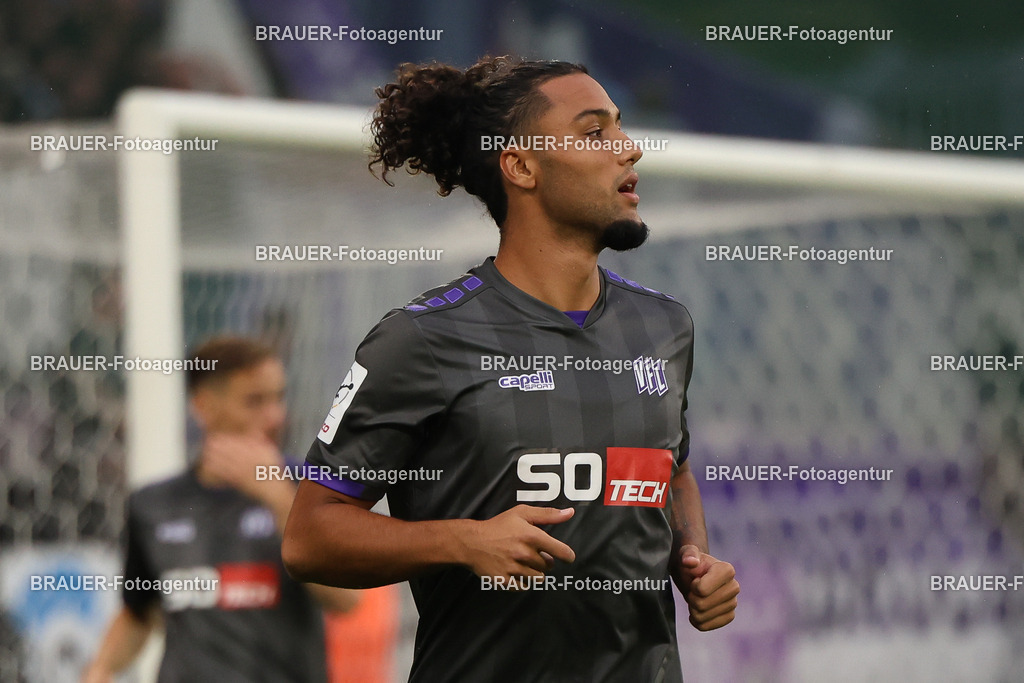 Rot-Weiss Essen - VFL Osnabrück | Essen, Deutschland, 17.09.2025 Yiğit Karademir (VFL Osnabrück) schautwährend des 3.Liga Spiels zwischen  Rot-Weiss Essen und VFL Osnabrück am 17.09.2025 im Stadion an der Hafenstraße in Essen. (Foto von Timo Bluhmki-Schmidt/Brauer Fotoagentur