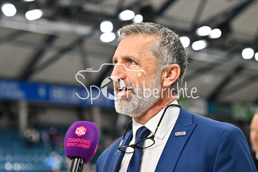 ERC Ingolstadt - Frölunda HC | INGOLSTADT, GERMANY - 02. DECEMBER: Mark FRENCH headcoach ERC Ingolstadt gibt nach dem Spiel ein Interview nach dem Match zwischen dem ERC Ingolstadt und Frölunda HC beim Hinspiel im Viertelfinale der Champions Hockey League in der Saturn Arena