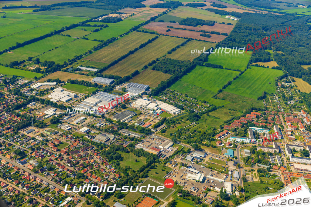 Bild der Stadt Ludwigslust - Die Luftaufnahme wurde 2025 vom UL-Flugzeug heraus erstellt ( keine Drohne ) - Hochauflösende Luftaufnahme - für professionelle Ausdrucke geeignet. Die Geschenkidee !Hier alle&nbsp;Infos zur Lizenzierung der LuftaufnahmeWir fliegen auch dieses Jahr wieder in Ihre Region um Luftbilder zu erstellen.- Luftbild anfragen