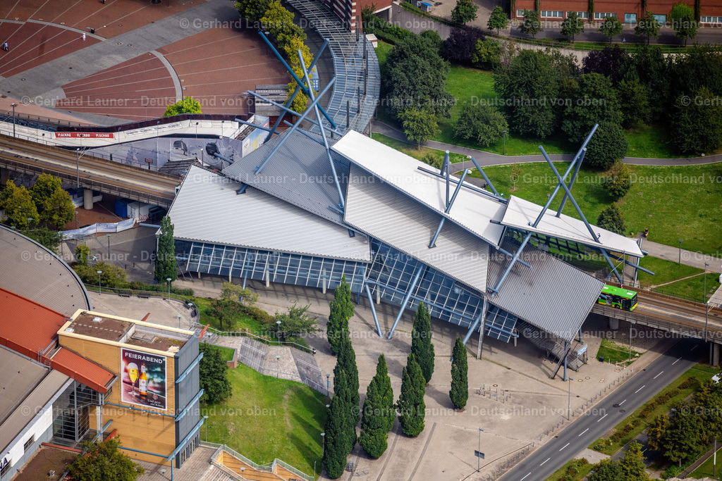 4050203 | OBERHAUSEN 25.08.2021 Bahnhofsgebäude und Gleisanlagen des S-Bahnhofes am Platz der Guten Hoffnung in Oberhausen im Ruhrgebiet im Bundesland Nordrhein-Westfalen, Deutschland. Weiterführende Informationen bei: STOAG Stadtwerke Oberhausen GmbH. // Station building and track systems of the S-Bahn station on Place of Guten Hoffnung in Oberhausen at Ruhrgebiet in the state North Rhine-Westphalia, Germany. Further information at: STOAG Stadtwerke Oberhausen GmbH. Foto: Gerhard Launer