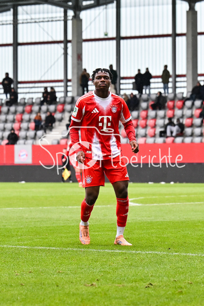FC Bayern München - Berliner Athletik Klub | MUNICH, GERMANY - 21. FEBRUARY: Jubel der Bayern nach dem Treffer zum 4-1 durch Uzorchukwu EGWUATU (FC Bayern München 7) / Tor / Torschuetze / Freude / Happy während dem Spiel zwischen der U19 des FC Bayern München und der U19 des Berliner Athletik Klubs am 3. Spieltag der DFB-U19 Nachwuchsliga am FC Bayern Campus