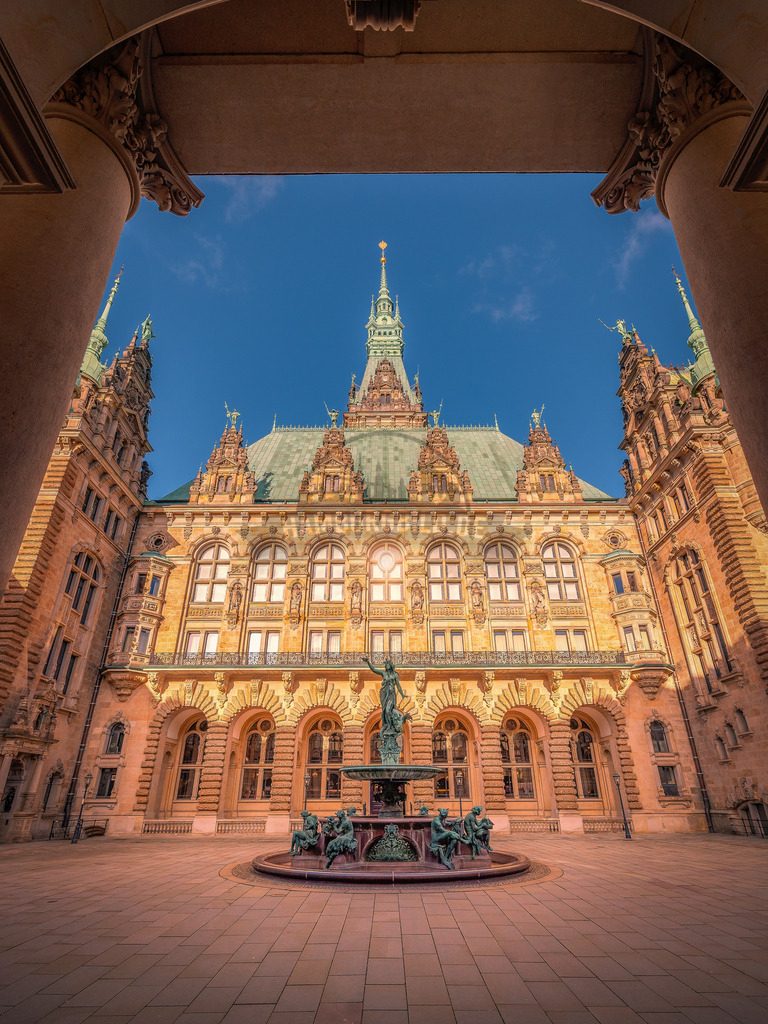 Rathaus Hamburg Brunnen | Exklusive Hamburg collagen, tolle Segelbilder und viele weitere tolle Motive auf Leinwand, Poster, Alu-Dibond, u.v.m. findet Ihr bei uns auf hamburgbild.de. Findet Euer Wandbild für Euer Zuhause, Büro oder die  Praxis…. - Realisiert mit Pictrs.com