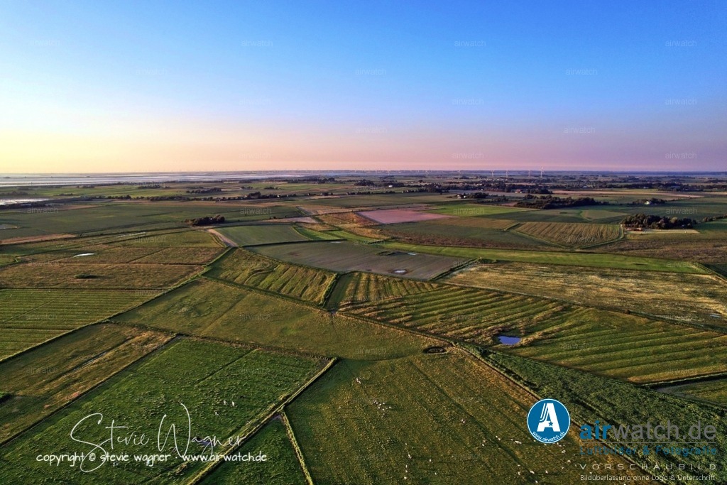 Luftbild Nordstrand, LangerDeich, Dreisprung, Püttenweg, Trendermarsch, Husumer Bucht | Luftbild Nordstrand, LangerDeich, Dreisprung, Püttenweg, Trendermarsch, Husumer Bucht - Der Trendermarschkoog befindet sich im Westen der Insel Nordstrand und grenzt an das Wattenmeer. Er ist nach der ehemaligen runden Insel Trendermarsch benannt, die nahe Alt-Nordstrand lag und bereits im 16. Jahrhundert angeeicht wurde. Die Eindeichung des Trendermarschkoogs erfolgte 1663 nach der schweren Sturmflut von 1634, die den westlichen Teil des Polders zerstörte und in eine Tidefläche verwandelte.