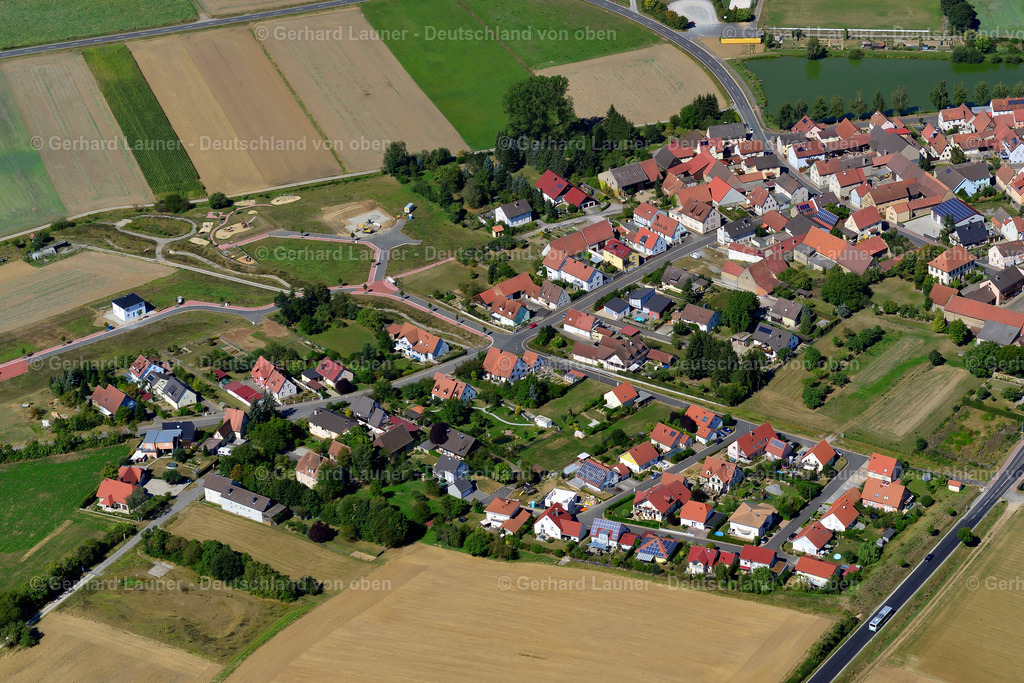 3650228 | GRAMSCHATZ 31.08.2016 Wohngebiet einer Einfamilienhaus- Siedlung am Rande von landwirtschaftlichen Feldern in Gramschatz im Bundesland Bayern, Deutschland // Single-family residential area of settlement on the edge of agricultural fields in Gramschatz in the state Bavaria, Germany Foto: Gerhard Launer
