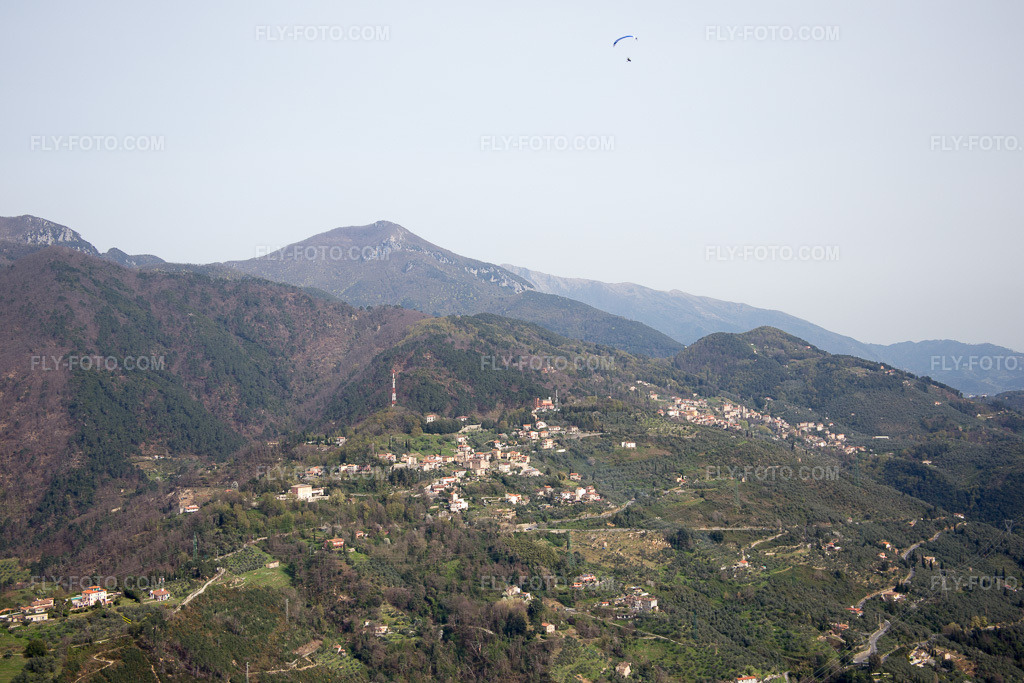 Aerial view: View of the town in Valdicastello in the state Tuscany, Italy. – Photo: IMG_086937.jpg taken on 04/03/2016 by Werner Riehm/FLY-FOTO.com – Resolution of the original: 5472 x 3648 px