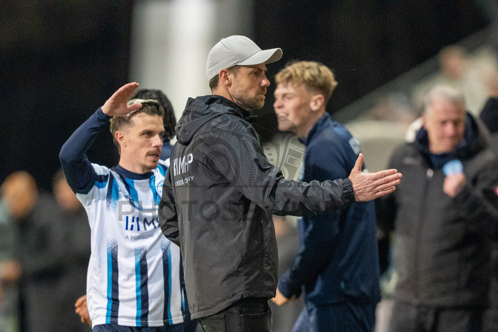 SV Stuttgarter Kickers vs. SGV Freiberg, Fussball, WFV-Pokal, Viertelfinale, 17.03.2026 | Marco Wildersinn (Trainer SV Stuttgarter Kickers) freut sich nach dem Sieg,SV Stuttgarter Kickers vs. SGV Freiberg, Fussball, WFV-Pokal, Viertelfinale, 17.03.2026Foto: photosbyphips/Philip Ziegler