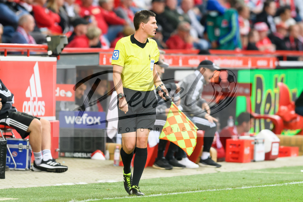 FCUBMG20210829_233 | Fussball, Herren: Schiedsrichter-Assistent Stefan Lump schaut beim Spiel der 1. Bundesliga zwischen 1. FC Union Berlin und Borussia Moenchengladbach im Stadion An der Alten Foersterei am 29.08.2021 in Berlin, Deutschland. - Realisiert mit Pictrs.com
