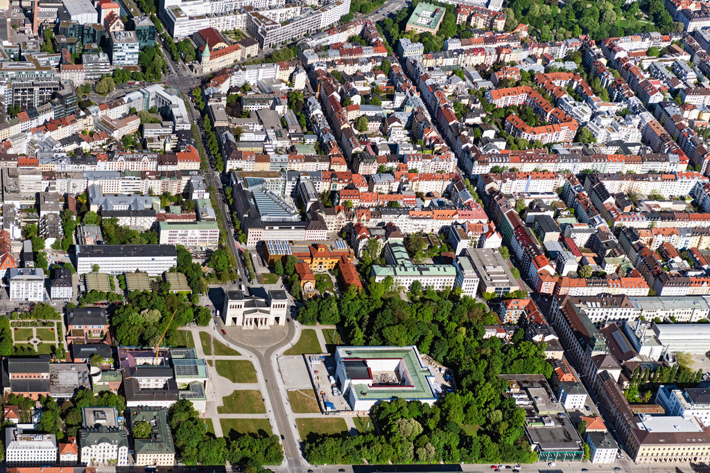 dr__0052408.jpg | MüNCHEN 07.05.2020 Blick auf den Königsplatz in München im Bundesland Bayern. Der Platz im Stil des Klassizismus im Stadtteil Maxvorstadt gehört zum Gesamtensemble der Brienner Straße und grenzt an die Gebäude der Staatlichen Antikensammlung und der Glyptothek. // View of the Koenigsplatz in Munich in the state Bavaria. Foto: Daniel Reiter