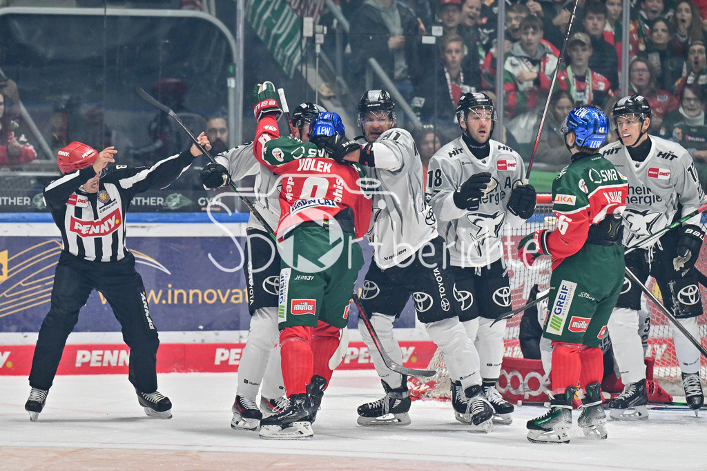 Augsburger Panther - Kölner Haie | im DUell Parker TUOMIE (Koelner Haie #62) / Moritz MUELLER (Koelner Haie #91) und Justin VOLEK (Augsburger Panther #9) / Zweikampf / Kampf / fight / DEL: Augsburger Panther - Kölner Haie, Curt Frenzel Stadion am 29.09.2024