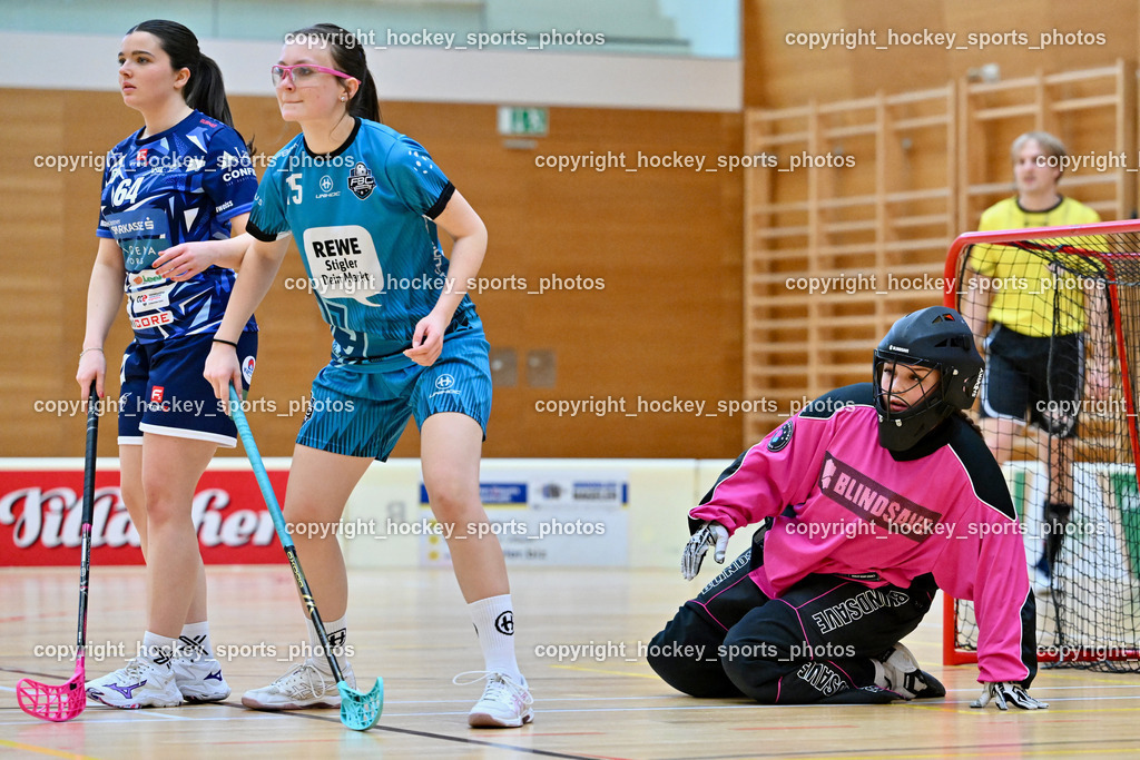 VSV Unihockey Damen vs. FCB München | #64 Laura Walluschnig VSV Unihockey, #15 Carla Ford FCB München, #18 Lara Fuhrmann VSV Unihockey, VSV Unihockey Damen vs. FCB München, VSV Unihockey Damen vs. FCB München am 24.01.2026 in Villach (Ballspielhalle St. Martin), Austria, (Photo by Bernd Stefan)