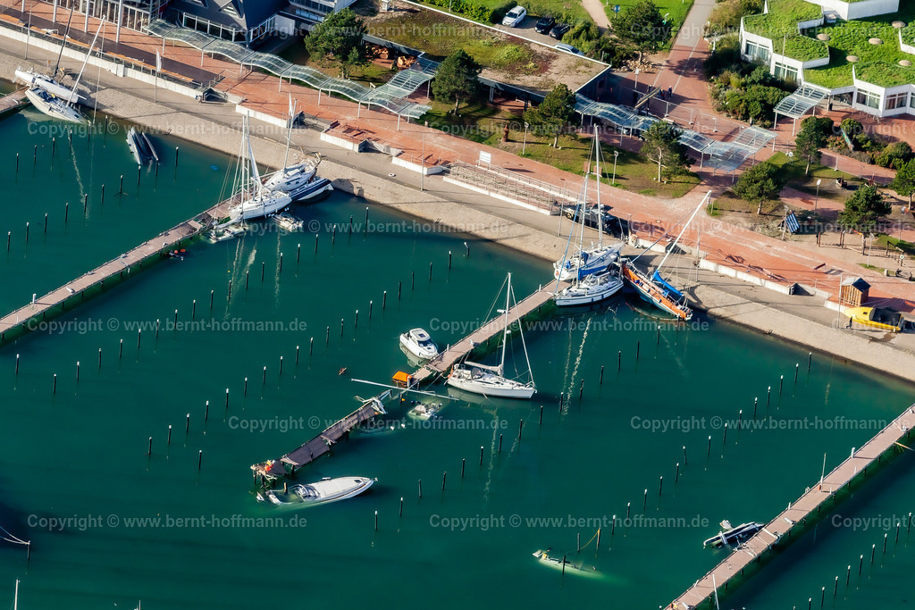 PLB_6425modct1_Damp | LUFTBILD. Damp - Sturmschäden im Hafen. __ Yachthafen von Damp an der Ostsee. Schwere Verwüstungen nach einem Ostsee-Sturm. Einige Yachten sind gesunken. Andere stehen oder liegen zerstört auf den Beton-Promenaden. - Realisiert mit Pictrs.com
