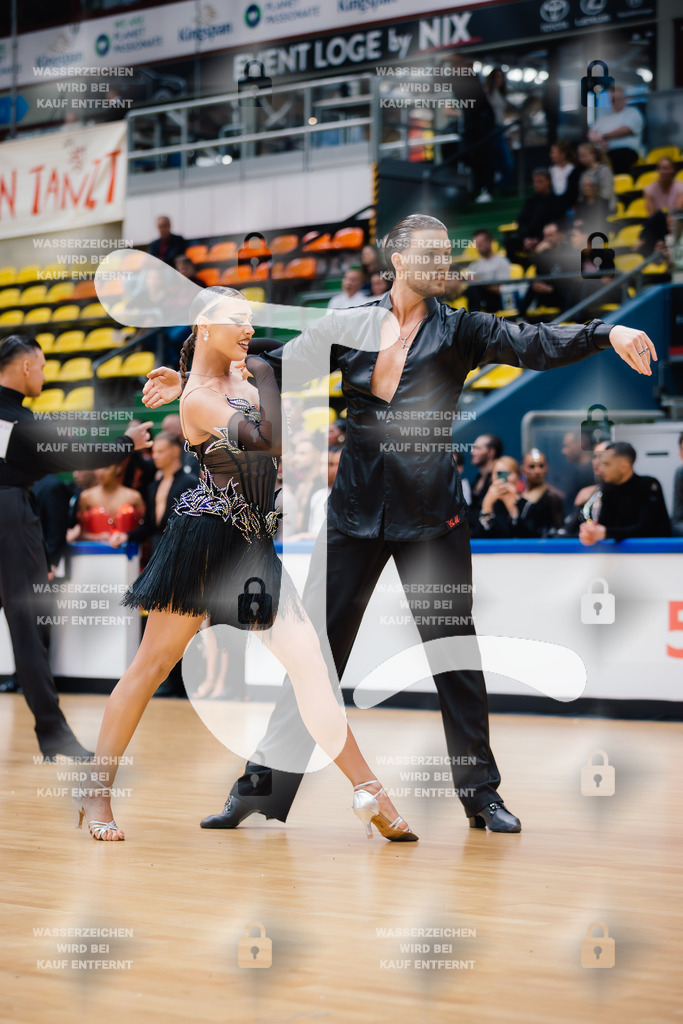 Hessen Tanzt WDSF International Open Latin 11th (43) Justin Lauer _ Rita Schumichin (TSC Saltatio Neustadt im TV 1860 Mußbach)-2025-05-18-3730 | Webshop for digital downloads and prints of dance sport, event & show photographer Julian Link - Realisiert mit Pictrs.com