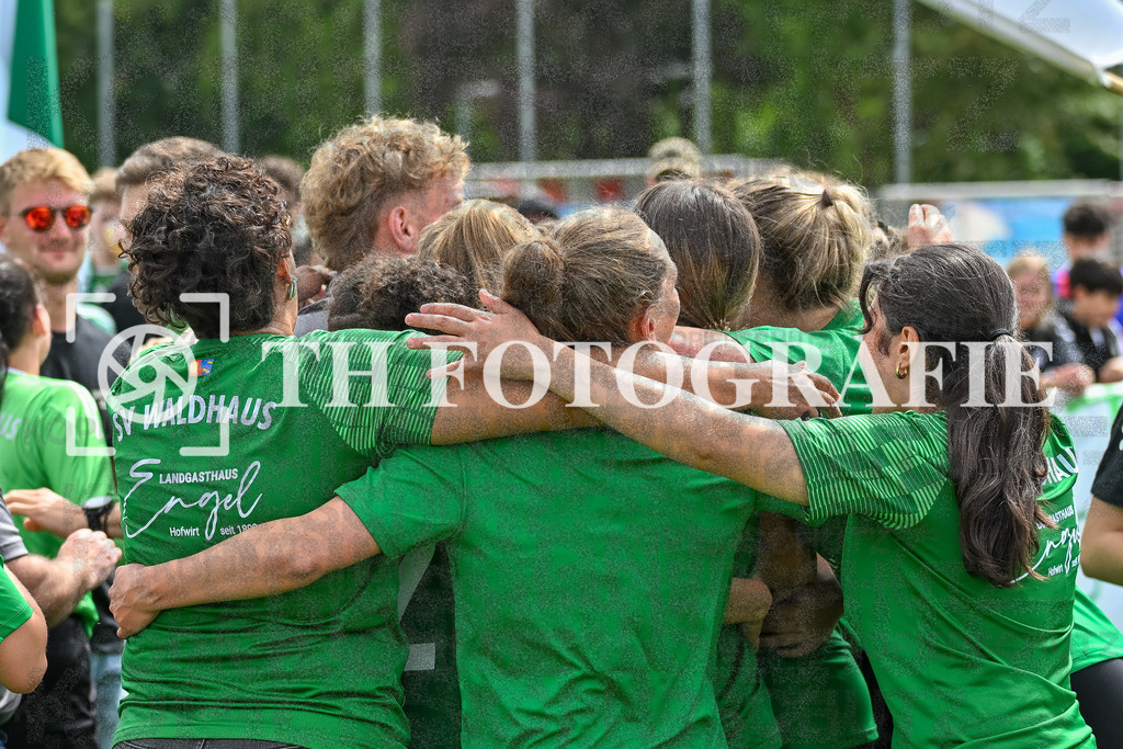 GER, FC Hauingen - SV Waldhaus, Frauen-Fussball, Rothaus Bezirkpokal, Finale, Saison 2024/2025, 29.05.2025 | Team SV Waldhaus freut sich ueber den Sieg und den Gewinn des Bezirkspokals.GER, FC Hauingen - SV Waldhaus, Frauen-Fussball, Rothaus Bezirkpokal, Finale, Saison 2024/2025, 29.05.2025Foto: TH Fotografie/Thomas Hess