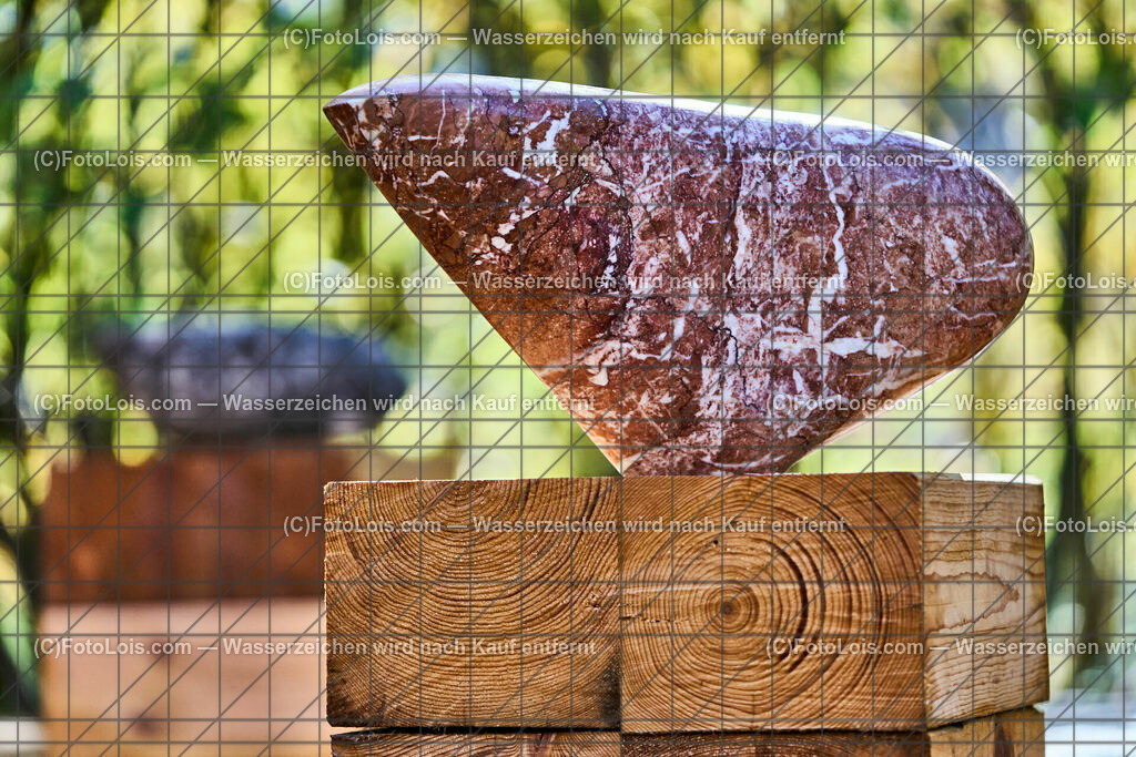 ALP1512_TdoA-NOe_SteinSkulpturen_Rudistenkalk-roter Kalk | (C)FotoLois.com, Alois Spandl, NÖ-Tage der offenen Ateliers, STEINSKULPTUREN von Maria HEINRICH, präsentiert im rothschild'schen Glassalon - am Sonntag mit musikalischer Untermalung von LIUNZE BRASS - sozusagen 'Das klingende offene Atelier der Steinskulpturen' in Langau/Maierhöfen, So 16. Oktober 2022.