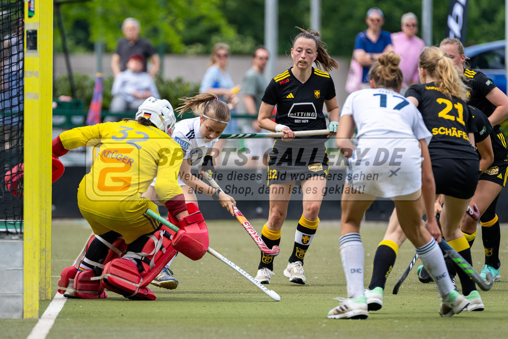 HK_20240511_100680 | 1.Bundesliga Damen Düsseldorfer HC - Harvestehuder THC am 11.5.2024 Düsseldorfer HC, Düsseldorf , Krüger Rosa Torfrau ( Harvestehuder THC #32 ) , Friederike Heusgen ( Düsseldorfer HC #8 )