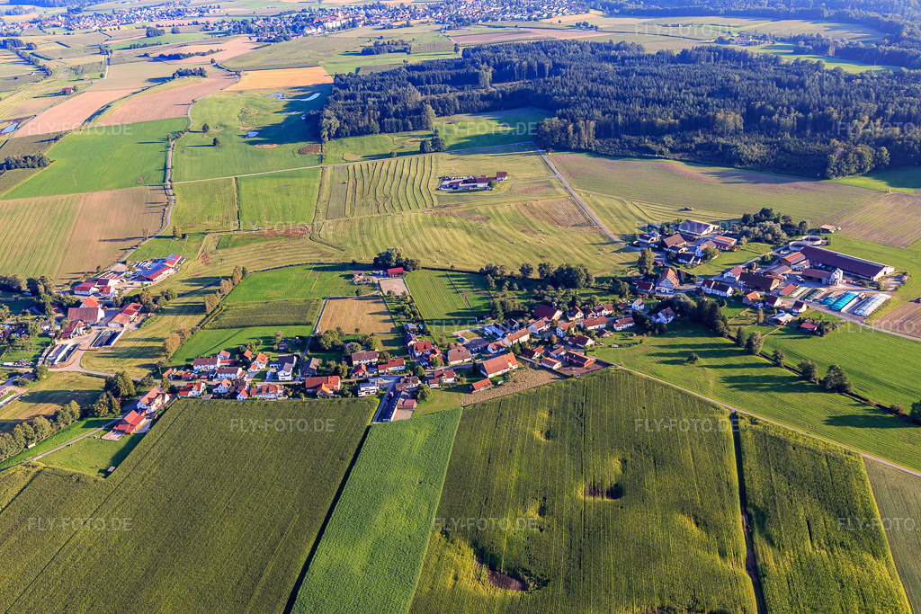 Luftbild: Ortsansicht aus Norden im Ortsteil Obermöllenbronn in Bad Waldsee im Bundesland Baden-Württemberg in Deutschland. Foto: IMG_128952.jpg vom 03.09.2021 durch Werner Riehm/FLY-FOTO.de