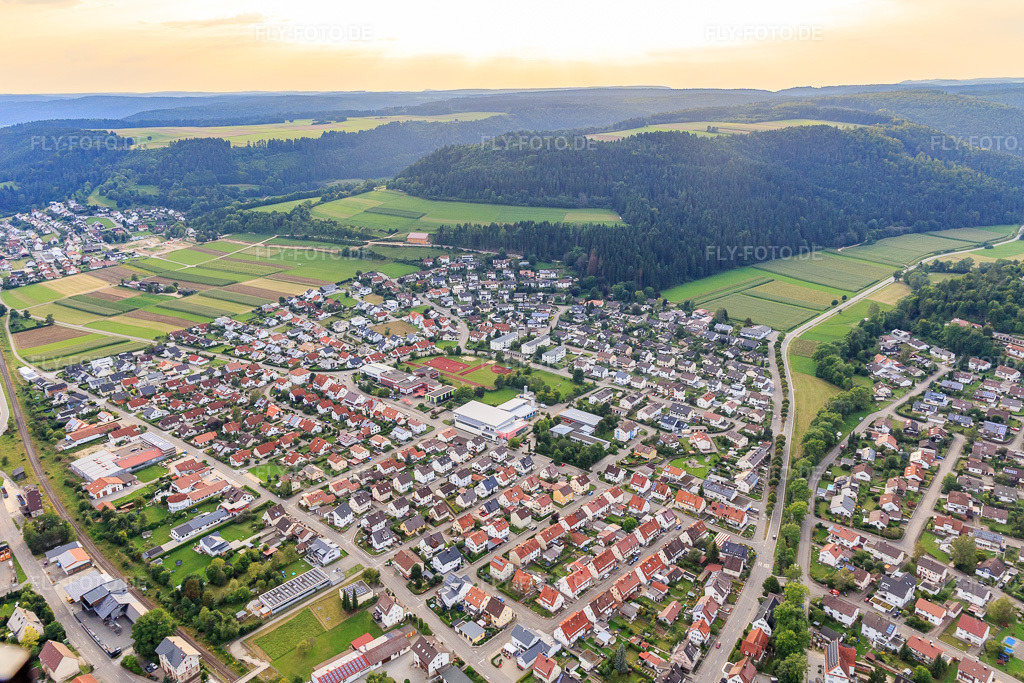 Luftbild: Ortsübersicht aus Osten mit Hallenbad Mühlheim und Realschule Mühlheim a.d. Donau in Mühlheim an der Donau im Bundesland Baden-Württemberg in Deutschland. Foto: IMG_102720.jpg vom 25.08.2017 durch Werner Riehm/FLY-FOTO.deWWW.MUEHLHEIM-DONAU.DE