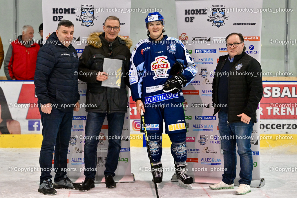 ESC SOCCERZONE STEINDORF vs. 1. EHC ALTHOFEN | Sektionsleiter ESC Steindorf Hans Tschernutter, #91 Kravanja Kristian ESC Steindorf, Sportlicher Leiter ESC Steindorf Armin RAC, Spieler des Abends, ESC SOCCERZONE STEINDORF vs. 1. EHC ALTHOFEN, ESC SOCCERZONE STEINDORF vs. 1. EHC ALTHOFEN am 28.02.2025 in Steindorf (Ossiachersee Halle), Austria, (Photo by Bernd Stefan)
